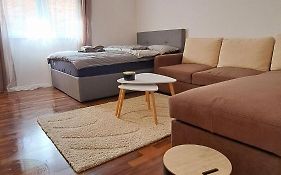 Johnny Apartment, Public Parking Nearby